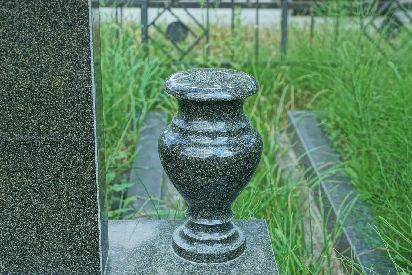 kamienna donica na grobie